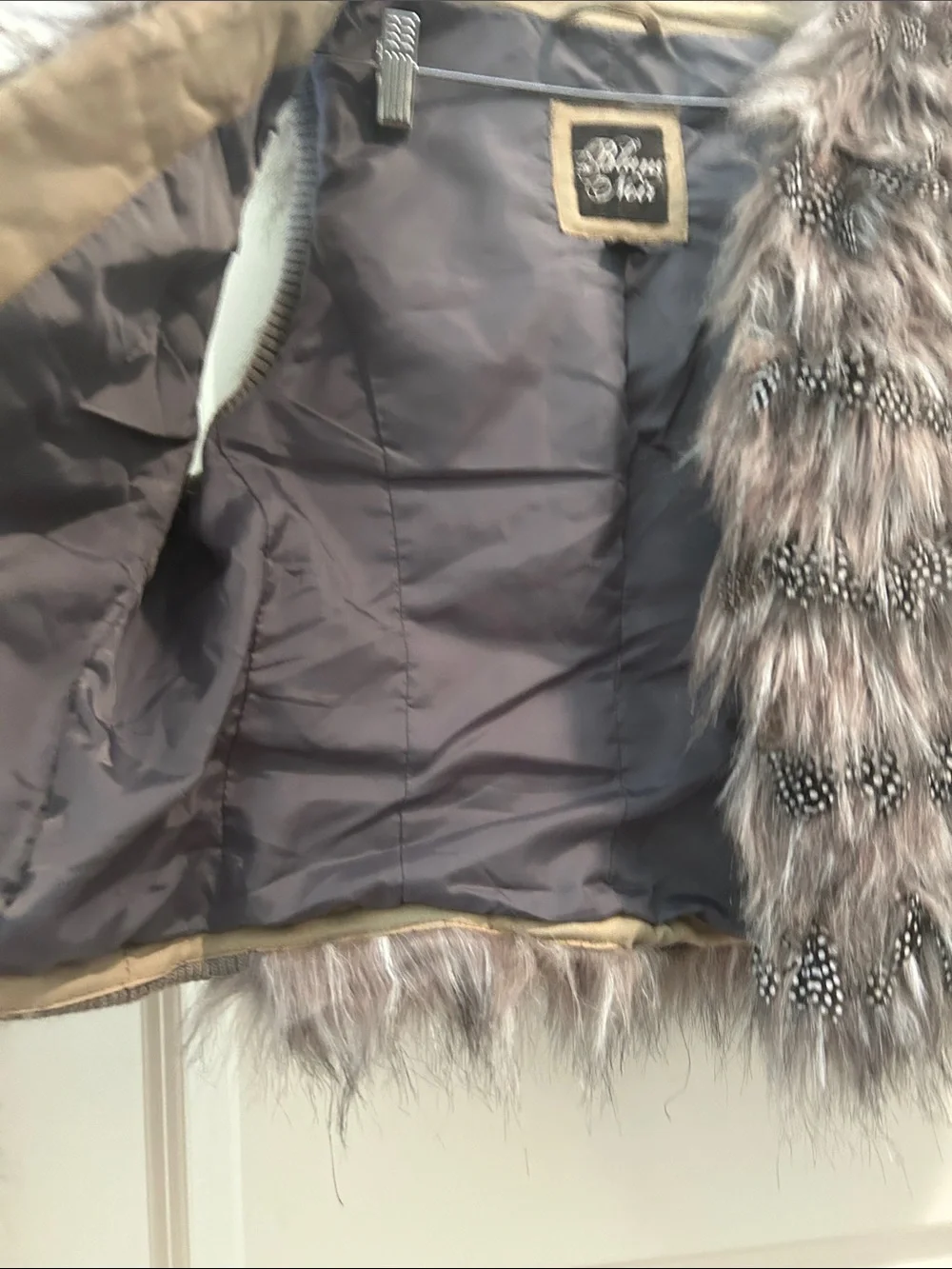Blanc Noir Faux Fur open Vest Feather Accents w/ knit ribbed panels size L grey